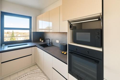 Kuchyň nebo kuchyňský kout v ubytování Homely! Bright 3-Room Design Apartment Wiesbaden!