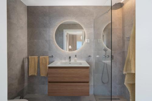 un bagno con lavandino e specchio di OurMadeira - Villa Aquarela, panoramic seaviews a Caniço