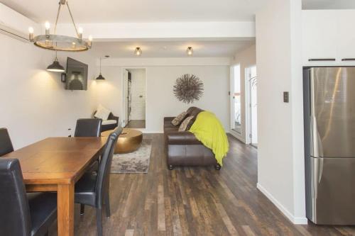 Η κουζίνα ή μικρή κουζίνα στο Chic in the City - luxury 2 BR apartment in CBD