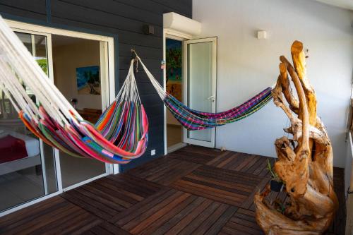 une pièce avec deux hamacs dans une maison dans l'établissement Villa MangoKera, à Saint-François
