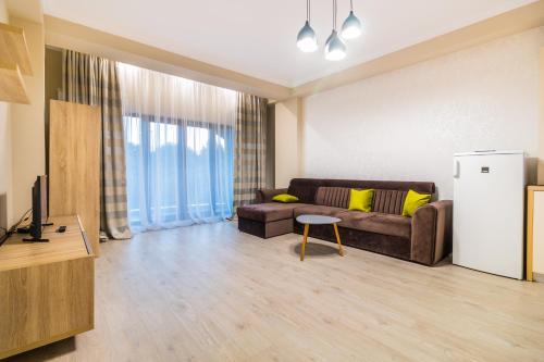 ein Wohnzimmer mit Sofa und Fernseher in der Unterkunft Cartagena Pen Mamaia NORD in Mamaia Nord – Năvodari