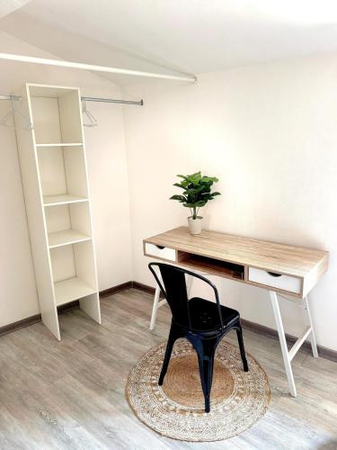 - un bureau et une chaise dans la chambre dans l'établissement Narbonne centre Nid douillet Via Domitia, à Narbonne