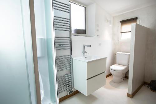 une salle de bain avec un lavabo et des toilettes dans l'établissement Le cabanon de Samatan, à Marseille