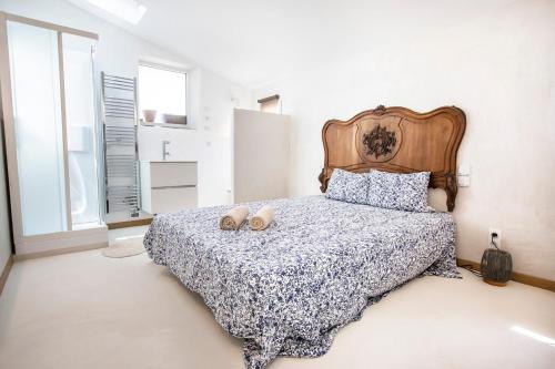 une chambre avec un lit avec deux chaussures dessus dans l'établissement Le cabanon de Samatan, à Marseille
