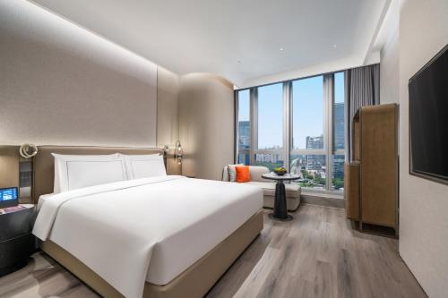 Postel nebo postele na pokoji v ubytování UrCove by Hyatt Shenzhen Bay Mixc