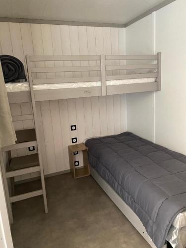 une chambre avec deux lits superposés et une échelle dans l'établissement Cottage Cap d'Agde, à Agde