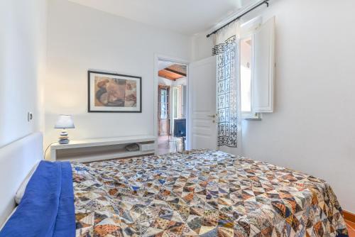 un dormitorio con una cama y una ventana en Appartamento Capo d'Arco Margherita, en Capo D'Arco