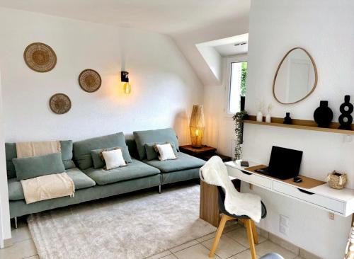 un salon avec un canapé et un bureau dans l'établissement Ty Breizh Arvor - proche de la plage, à Sarzeau