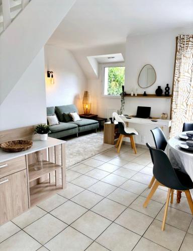 un salon avec un canapé et une table dans l'établissement Ty Breizh Arvor - proche de la plage, à Sarzeau
