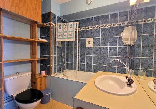 une salle de bain avec un lavabo et des toilettes dans l'établissement SABORDS - Studio au port de Capbreton, à Capbreton