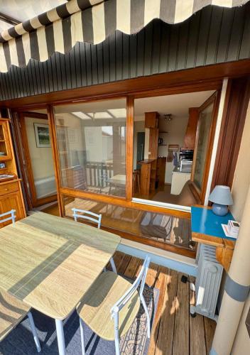 une chambre avec une table et des chaises sur une terrasse dans l'établissement SABORDS - Studio au port de Capbreton, à Capbreton