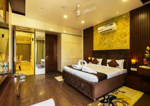 a bedroom with a large bed and a bathroom at Luxury 3BHK Appartment With Fully equipped Kitchen and Balcony in Sohāna