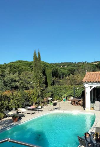 Elle offre une vue sur la piscine et le kiosque. dans l'établissement charmante villa 6 pers au calme, à Sainte-Maxime