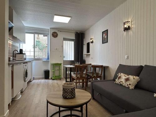 un salon avec un canapé et une table dans l'établissement T2 BANYULS SUR MER 2 couchages BN640-001, à Banyuls-sur-Mer