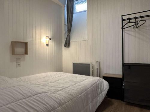 une chambre avec un lit blanc et une fenêtre dans l'établissement T2 BANYULS SUR MER 2 couchages BN640-001, à Banyuls-sur-Mer