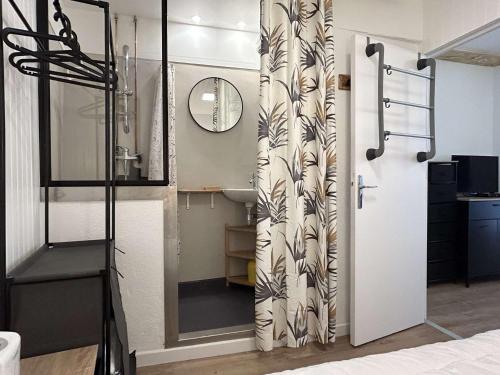 une salle de bain avec un rideau de douche et un lavabo dans l'établissement T2 BANYULS SUR MER 2 couchages BN640-001, à Banyuls-sur-Mer