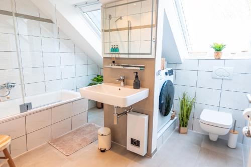 Stylisch - Citynah - Helios - HBF - Messe DUS في كريفيلد: حمام مع حوض ومرحاض