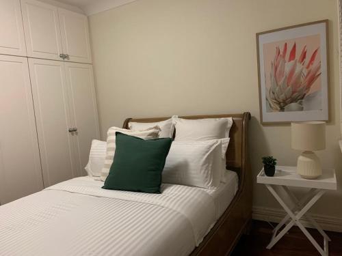 1 dormitorio con 1 cama con almohada verde en Yokinebnb, en Perth
