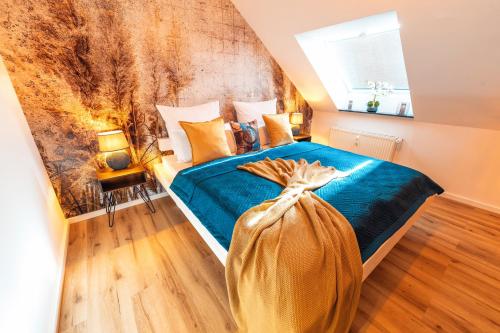 Stylisch - Citynah - Helios - HBF - Messe DUS في كريفيلد: غرفة نوم بسرير ازرق وجدار