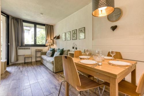 - une salle à manger et un salon avec une table en bois dans l'établissement Apartment Chamois Blanc 1 - Central Chamonix Haven, à Chamonix-Mont-Blanc