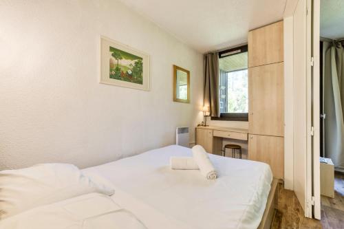 une petite chambre avec un lit et une fenêtre dans l'établissement Apartment Chamois Blanc 1 - Central Chamonix Haven, à Chamonix-Mont-Blanc