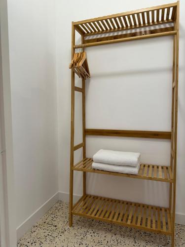 - un porte-serviettes dans la salle de bains dans l'établissement Villa Jeanne, à Ners