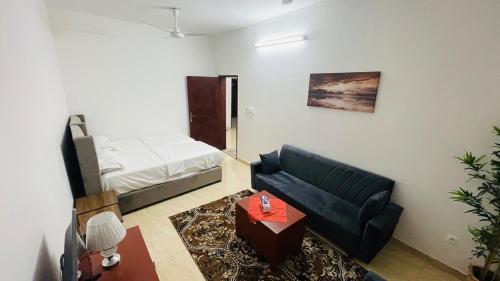 un soggiorno con un divano e un letto di LeLodge Djibouti a Gibuti