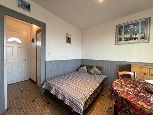 - une petite chambre avec un lit et un lit dans l'établissement Studio vue mer avec loggia et parking, à Saint Cyprien Plage