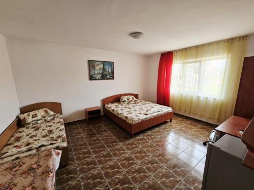 Postel nebo postele na pokoji v ubytování Casa Dobrescu cata si miha