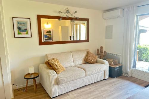 O zonă de relaxare la Saint-Clair Magnificent apartment with sea view