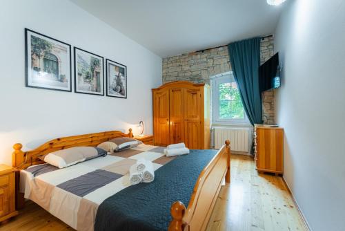 une chambre avec un grand lit dans une pièce dans l'établissement Agricola in Sveti Kirin (Haus für 8 Personen), à Svetvinčenat
