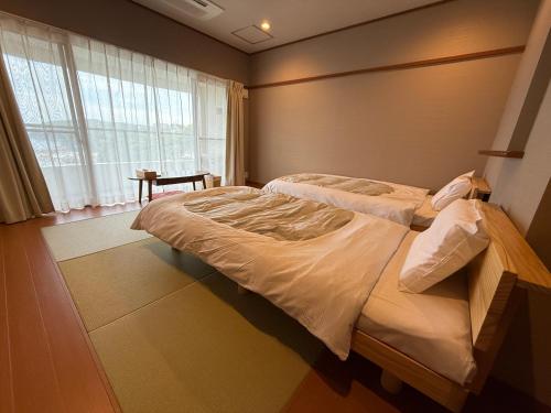 Postel nebo postele na pokoji v ubytování Rustic Retreat リトリート真鶴