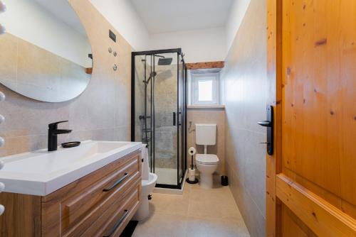 une salle de bain avec lavabo et douche dans l'établissement Agricola in Sveti Kirin (Haus für 8 Personen), à Svetvinčenat