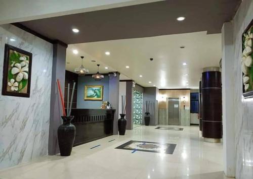 北标府PS Hotel Saraburi的大楼一层带花瓶的大堂