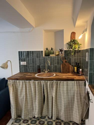 Η κουζίνα ή μικρή κουζίνα στο Romantic getaway in Bormes