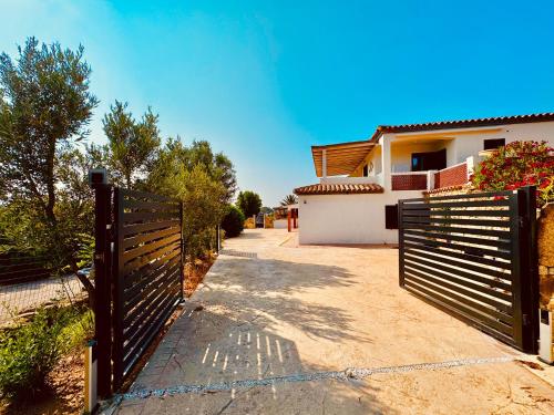 Gambar di galeri bagi Three Bedroom And Three Bathrooms di Baja Sardinia