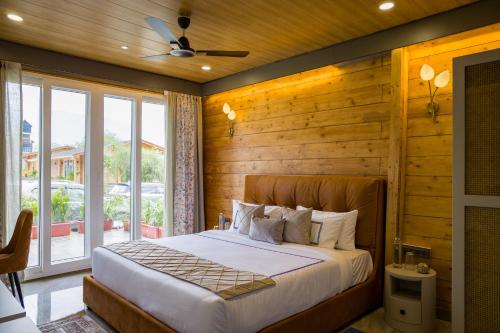 a bedroom with a bed with a wooden wall at Luxury 4BHK with Garden Pool and Entertainment Space in Palāhu