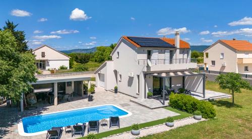 Bazén v ubytovaní Villa Tonka with private pool near Krka alebo v jeho blízkosti