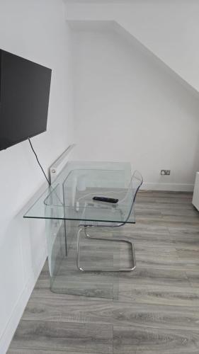 a glass table sitting on top of a wooden floor at Fairestone House in Glenfield