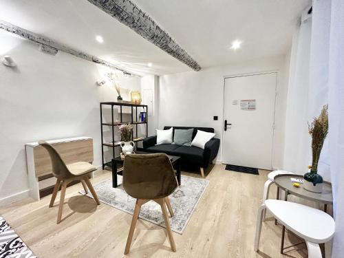 un salon avec un canapé et une table dans l'établissement B OT Le Cocon de la Prefecture - Old Town, à Nice