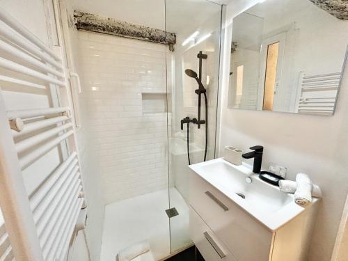 une salle de bain blanche avec un lavabo et une douche dans l'établissement B OT Le Cocon de la Prefecture - Old Town, à Nice