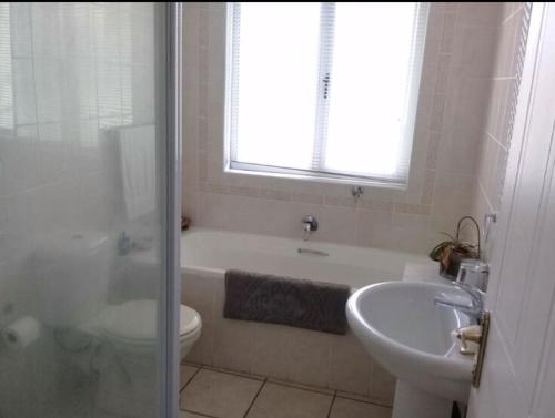 Ένα μπάνιο στο Luxury Apartment self catering 70 m from the beach