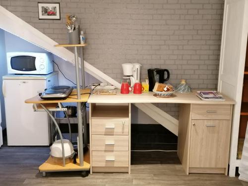 un bureau dans une cuisine avec un escalier dans l'établissement Guest house dans jardin exotique, quartier calme, jacuzzi, parking gratuit, à Morlaix