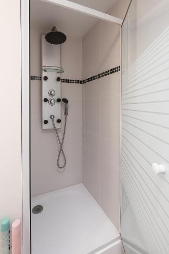 une salle de bain avec une douche avec une porte vitrée dans l'établissement Le Cozy - Hyper centre - Calme - Moyenne durée, à Épinal