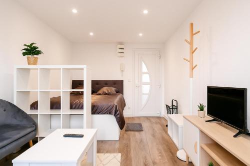 Een TV en/of entertainmentcenter bij Le Cozy - Hyper centre - Calme - Moyenne durée
