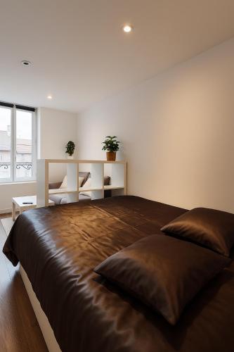 une chambre avec un grand lit dans une pièce dans l'établissement Le Cozy - Hyper centre - Calme - Moyenne durée, à Épinal