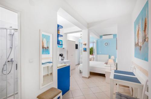 un bagno con doccia e una camera da letto di Apartments Mirela a Mlini