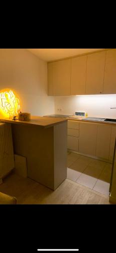 une cuisine avec un comptoir éclairé. dans l'établissement Puteaux-La Défense, appartement haut standing, à Puteaux