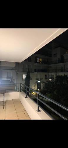 - une vue sur un bâtiment depuis un balcon la nuit dans l'établissement Puteaux-La Défense, appartement haut standing, à Puteaux