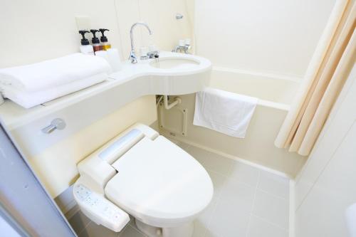 札幌市にあるHotel Sho Sapporo - Vacation STAY 61184vのトイレと洗面台付きのバスルーム